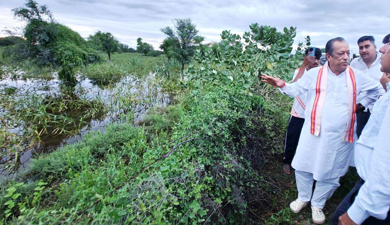 पचपदरा विधानसभा क्षेत्र के कई गांवों में जलमग्न हुई फसलें  -जिला प्रभारी मंत्री जोराराम कुमावत व विधायक अरूण चौधरी ने किया तूफान